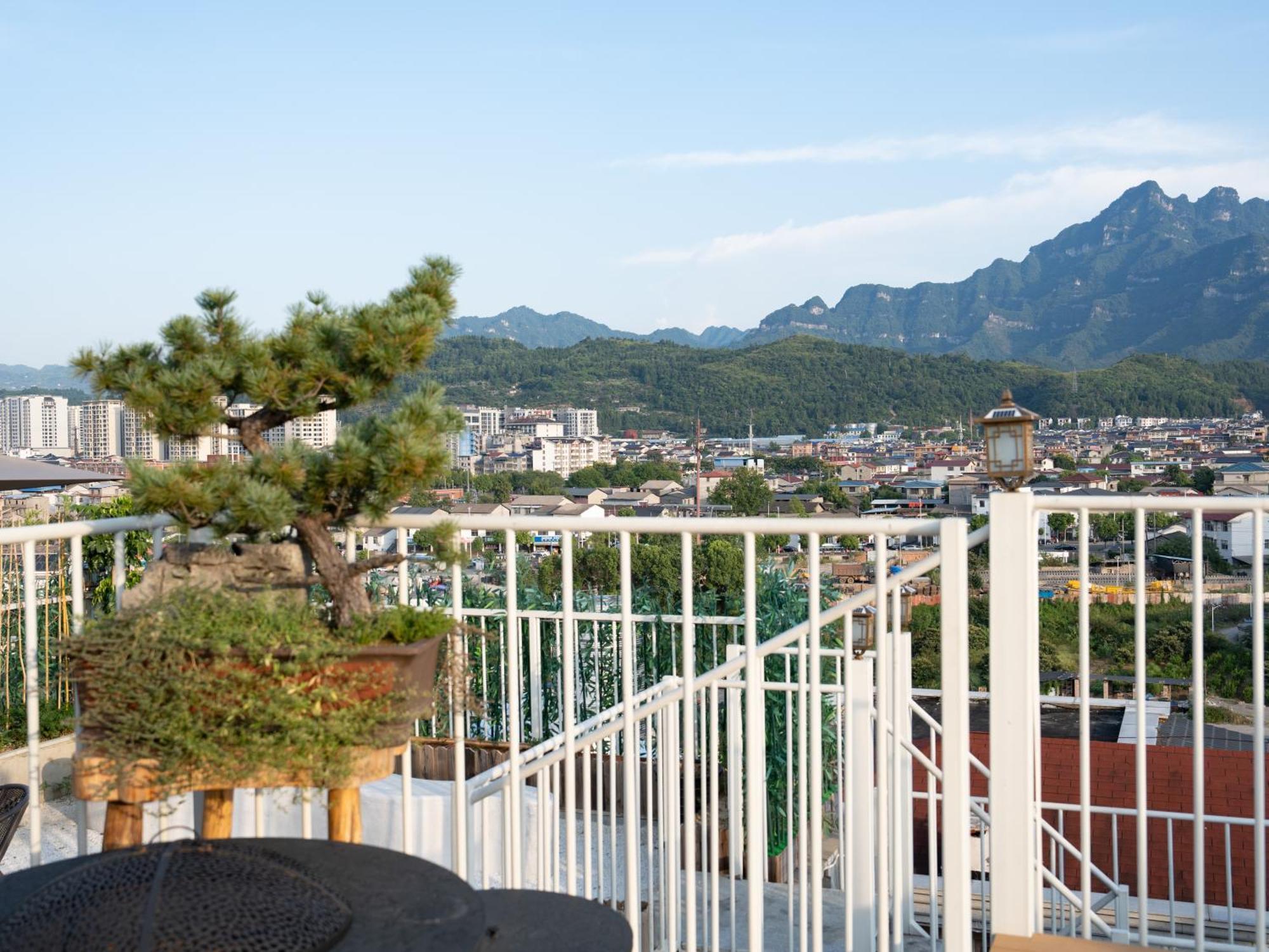 Patio Spring Holiday Inn -- Free Round Trip Pick-Up Service --Panoramic View Of Tianmen Mount 張家界市 エクステリア 写真