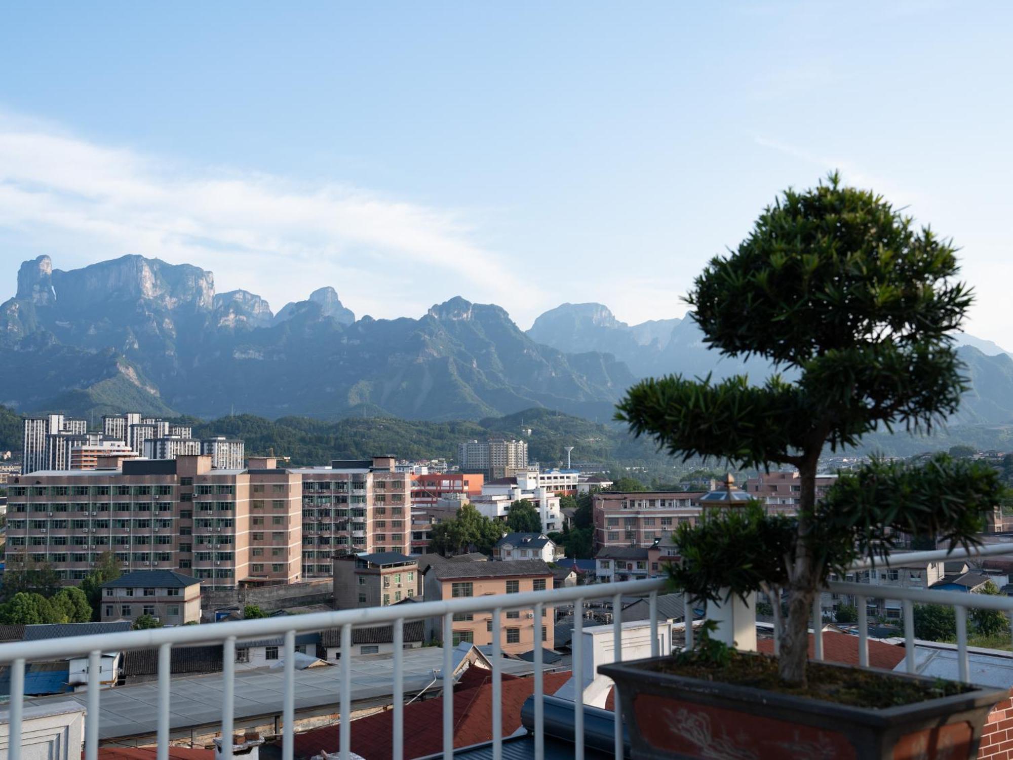 Patio Spring Holiday Inn -- Free Round Trip Pick-Up Service --Panoramic View Of Tianmen Mount 張家界市 エクステリア 写真