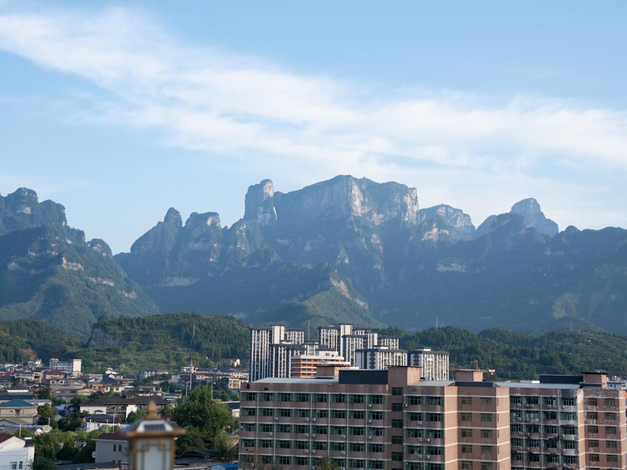 Patio Spring Holiday Inn -- Free Round Trip Pick-Up Service --Panoramic View Of Tianmen Mount 張家界市 エクステリア 写真